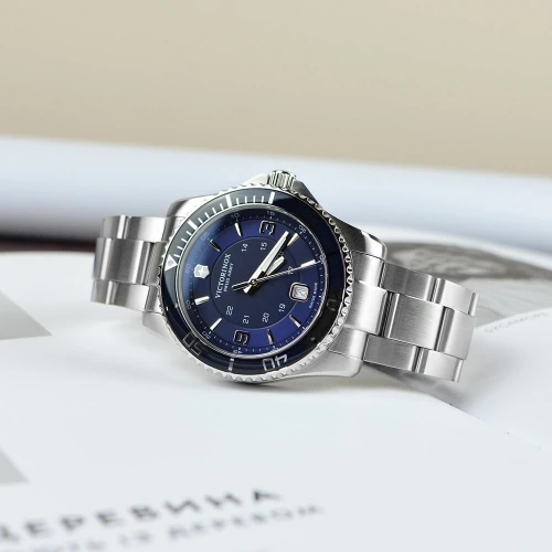 Жіночий годинник VICTORINOX SWISS ARMY MAVERICK V241609 купити за ціною 34624 грн на сайті - THEWATCH