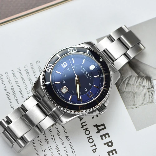 Жіночий годинник VICTORINOX SWISS ARMY MAVERICK V241609 купити за ціною 34624 грн на сайті - THEWATCH