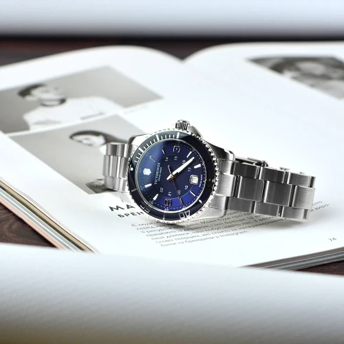 Жіночий годинник VICTORINOX SWISS ARMY MAVERICK V241609 купити за ціною 34624 грн на сайті - THEWATCH