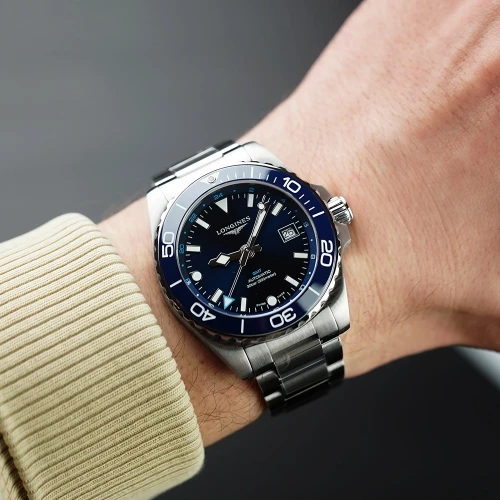 Чоловічий годинник LONGINES HYDROCONQUEST GMT L3.790.4.96.6 купити за ціною 174460 грн на сайті - THEWATCH