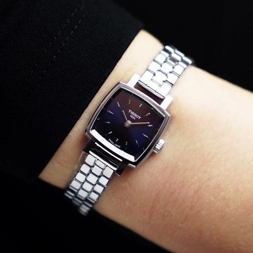 Жіночий годинник TISSOT LOVELY SQUARE T058.109.11.041.01 купити за ціною 18030 грн на сайті - THEWATCH