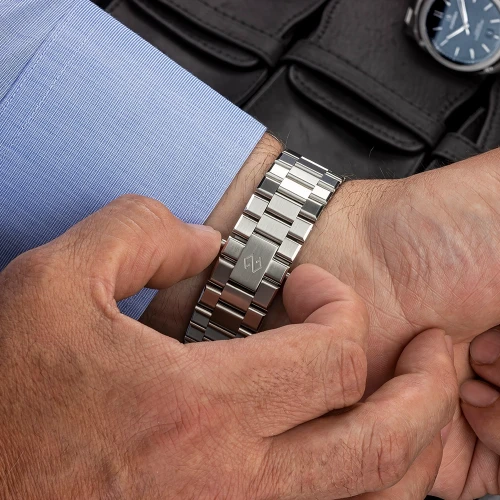 Чоловічий годинник FORMEX ESSENCE AUTOMATIC COSC "BLACK" 43MM 0330.1.6321.100 купити за ціною 85900 грн на сайті - THEWATCH