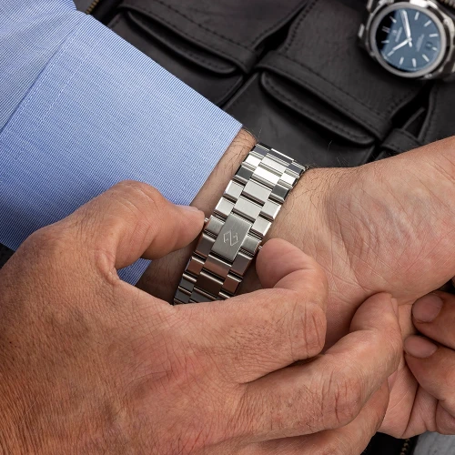 Чоловічий годинник FORMEX ESSENCE AUTOMATIC COSC "BLUE" 43MM 0330.1.6331.100 купити за ціною 0 грн на сайті - THEWATCH