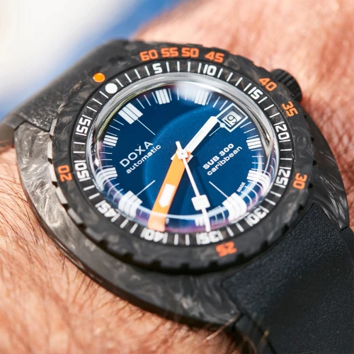Чоловічий годинник DOXA SUB 300 CARBON CARIBBEAN 822.70.201.32 купити за ціною 210100 грн на сайті - THEWATCH