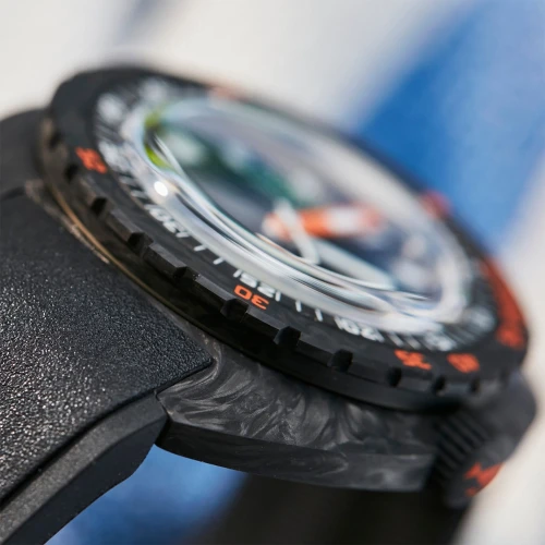 Чоловічий годинник DOXA SUB 300 CARBON CARIBBEAN 822.70.201.32 купити за ціною 210100 грн на сайті - THEWATCH