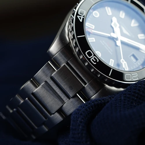 Чоловічий годинник LONGINES HYDROCONQUEST GMT L3.790.4.56.6 купити за ціною 174460 грн на сайті - THEWATCH