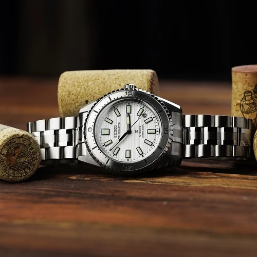 Мужские наручные часы SEIKO PROSPEX 100TH ANNIVERSARY MARINEMASTER 1965 DIVER'S MODERN RE-INTERPRETATION LIMITED EDITION SJE097J1 купить по цене 171700 грн на сайте - THEWATCH